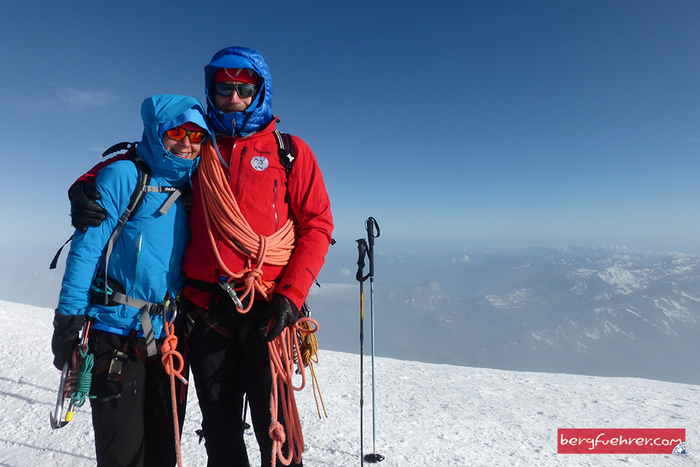 Christian mit Conni auf dem Gipfel des Mont Blanc.