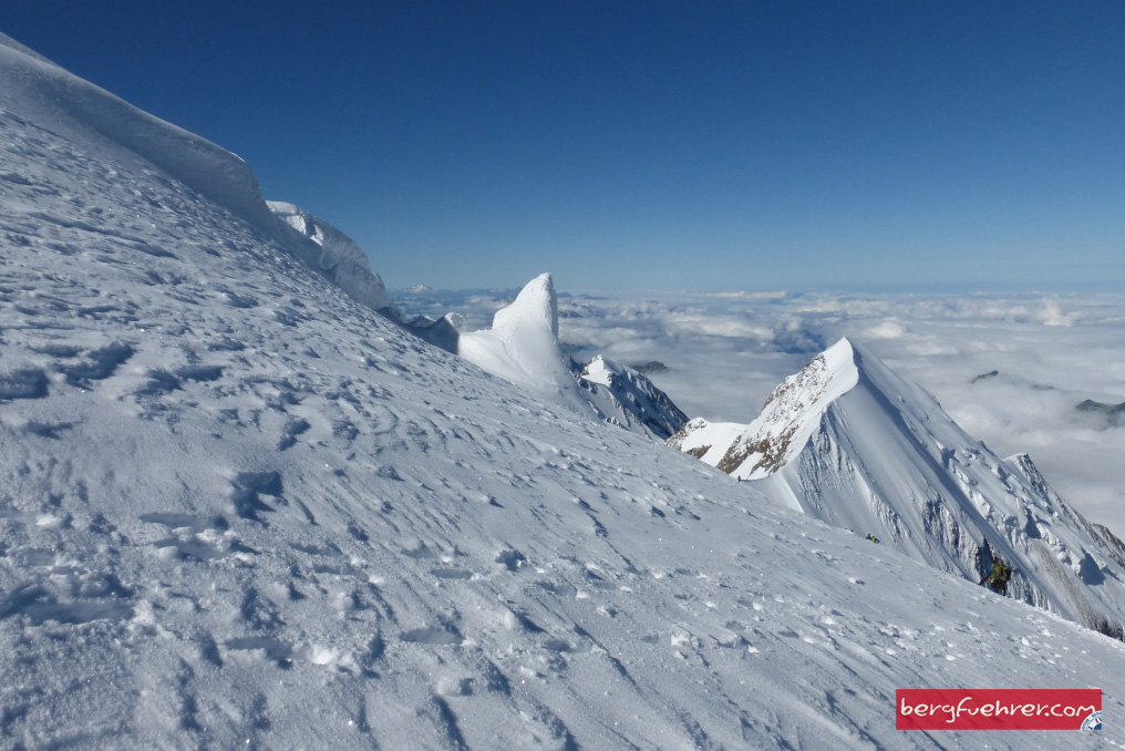 Tolle Ausblicke und dunkelblauer Himmel am Mont Blanc.